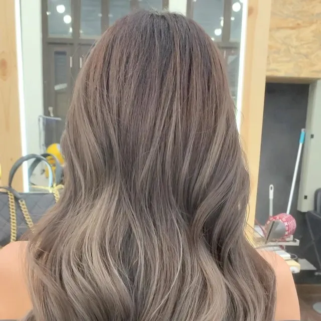 Cool ash-silver colour on long layers
