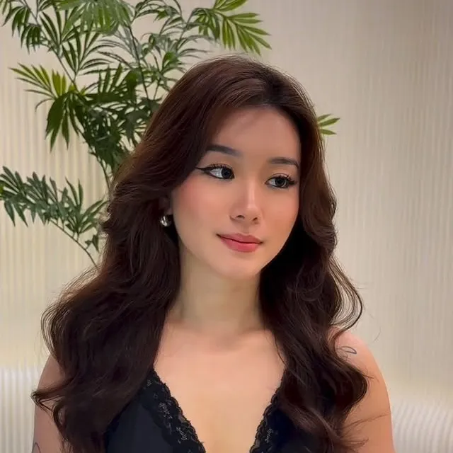 Glossy auburn waves, freshly styled