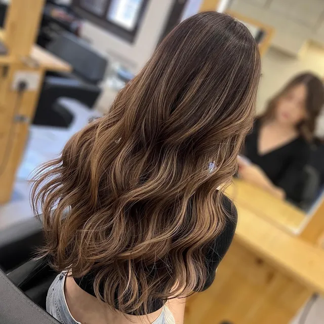 Caramel balayage with soft waves