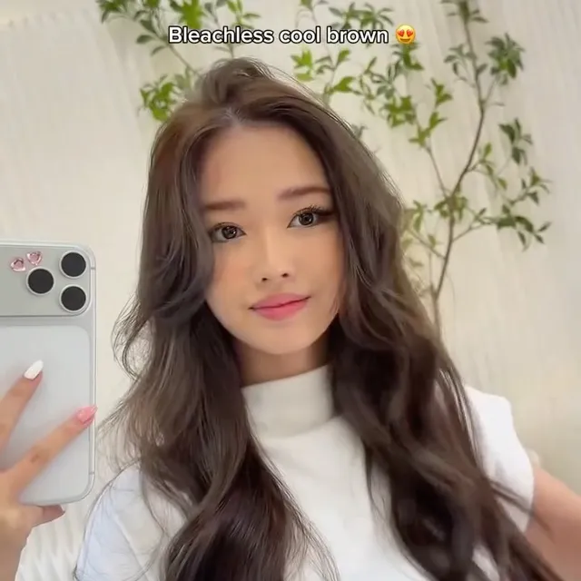 Dark glossy waves with a centre part