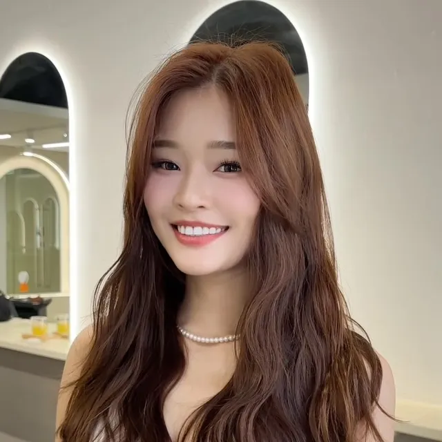 Glossy brown colour on long layers